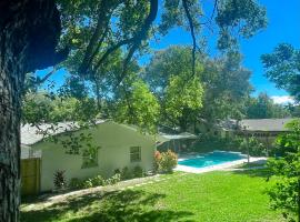 4 Bedroom Clearwater Vacation Home with Amazing Backyard，位于克利尔沃特光明屋网络体育场附近的酒店