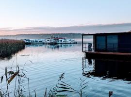 Waterview - Schwimmendes Ferienhaus "Black Pearl" auf dem Wasser mit Blick zur Havel, inkl Boot zur Nutzung，位于菲尔斯滕贝格的酒店