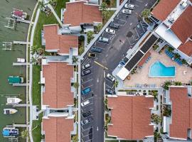 Luxury Cozy Retreat: Waterfront near Clearwater，位于克利尔沃特的酒店