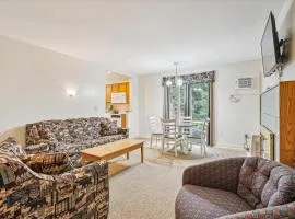 Cedarbrook Deluxe Two Bedroom Suite with outdoor heated pool 10708