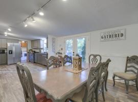 Spacious Home 10 Miles to Wintergreen Resort!，位于Nellysford的酒店