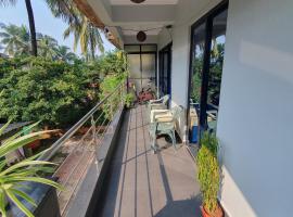 Fernandes Homestay- Apartment near the beach，位于卡乌罗西姆的酒店