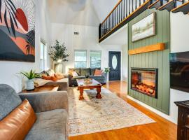 Riverfront Cuero Vacation Home with Spacious Deck!，位于Cuero的酒店