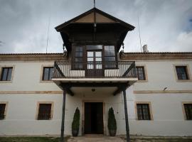 CASA RURAL PALACIO CONDE DE ALDANA con piscina entre encinares y dehesas，位于Terradillos的乡间豪华旅馆