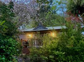Romantic Retreat with Spa and Private Gardens，位于丹德农山的酒店