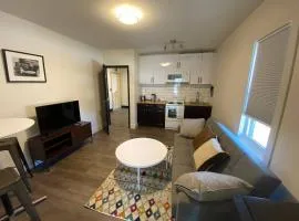 Lovely 1 Bedroom Condo with Free Parking And Balcony