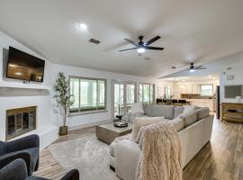 PickleballandSport Court Spacious Kemp Home!，位于Kemp的酒店
