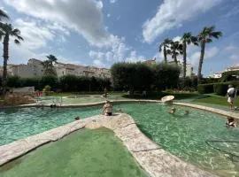 Maison familiale 3 chambres, 8 couchages, piscine et aires de loisirs communautaires, Gran Alacant