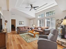 Newly Renovated Retreat on 6 Acres, Discover Murphys Lodge with Scenic Views!，位于墨菲斯的酒店