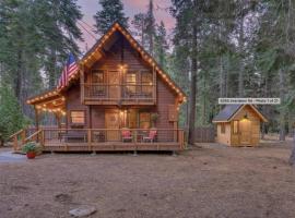 Cozy Pet-Friendly Cabin Private Hot Tub Fenced In Yard Book on Mobile for Promo Price，位于霍姆伍德的酒店