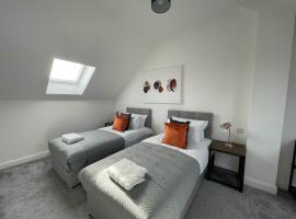 3 Bedroom New House with Wi-Fi Sleep 5 By Home Away From Home，位于莱姆河下游的纽卡尔斯的酒店