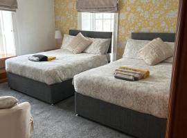 Holland Arms Hotel，位于Llangristiolus的酒店