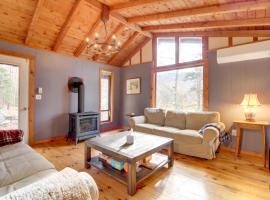 Weston Vacation Rental - Close to Ski Resorts!，位于Weston的酒店