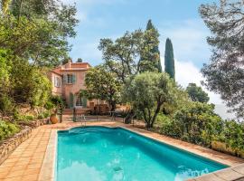 Villa la Malpagne, 400m2 les pieds dans l'eau，位于勒·雷约尔·卡纳德尔·苏尔的带按摩浴缸的酒店