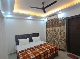 Gokul 3BHK Service Apartment Bharat City Ghaziabad near Hindon Airport，位于加济阿巴德的度假短租房