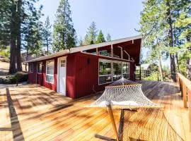 Yosemite A-Frame Haven - Nature's Embrace for Remote Work or Relaxation