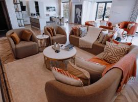 Hatta center heated pool mountain views，位于八田的酒店