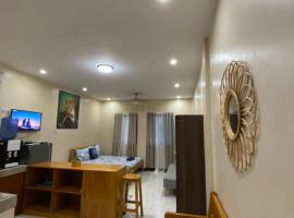 Studio Type Apartment 2 with Pool and Tennis Court，位于Alburquerque的酒店