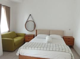 Kost eksklusif Gondang & Guest House，位于Srondolwetan的带停车场的酒店