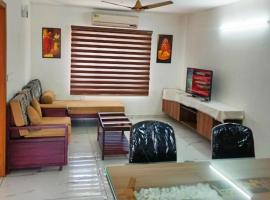 Luxurious Apartment with a pool and gym near Trivandrum railway station，位于特里凡得琅萨特维卡阿育吠陀治疗中心附近的酒店