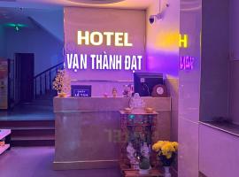 khách sạn Vạn Thành Đạt，位于胡志明市第十二郡的酒店