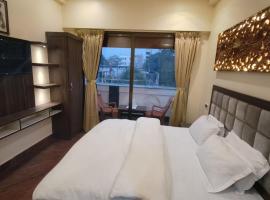Ratna Hotel & Banquet，位于穆扎夫法尔普尔的带泳池的酒店