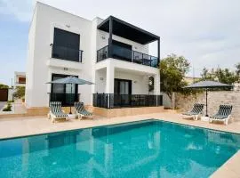 Brand New 2 Bedroom Top Floor Flat with Pool B2