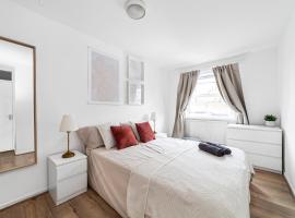 Arte Stays - 3-Bedroom Bright House London, Haggerston, Garden, Parking, 8 min walk to Haggerston Station, weekly or monthly stays, serviced accommodation - 7 guests，位于伦敦的别墅