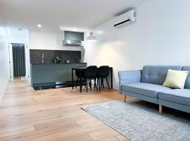 New Cozy Modern Minimalist Stay in Brooklyn at Rem-Casa，位于布鲁克林的带停车场的酒店