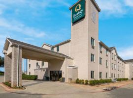 Quality Inn & Suites Roanoke - Fort Worth North，位于罗阿诺克德州高速赛道附近的酒店