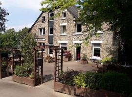 Charming cottage with pool in Houffalize，位于胡法利兹的酒店