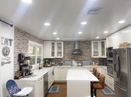 Cheerful 4-Bedroom Lake Home with fireplace，位于Lake Mohawk的酒店