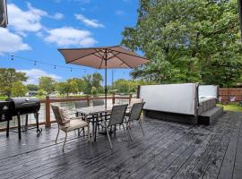 Sunset Point-Riverfront,SwimSpa,Kayaks,30 Min ND，位于埃尔克哈特的酒店