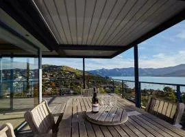 Akaroa holiday home Spacious and quite with stunning harbour views and close to town