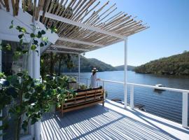 rivescape holiday home at Berowra Waters，位于Berrilee的酒店