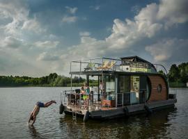 Houseboat on the Dahme，位于内德勒莫的船屋