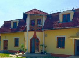 Akácliget Gyógy-és Strandfürdő，位于Karcag的酒店