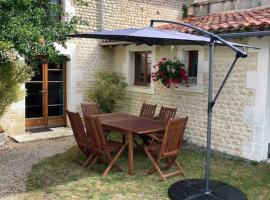 Stunning rural gem with pool in southwest France，位于Brie-sous-Barbezieux的酒店