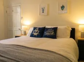 Dartmouth Town Centre 2 bedroom stylish apartment is perfect for families and couples with a happy & homely feel being only 30 meters from the sea but set back & quiet with everything on the doorstep a gorgeous place to explore the Dartmouth Pets included