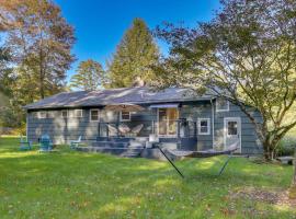 Narrowsburg Home with Backyard Near Delaware River!，位于Narrowsburg的别墅