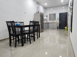 Voon 4 bedroom homestay Mersing 2，位于丰盛港的酒店