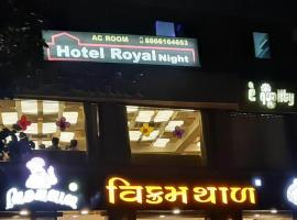 hotel royal night，位于艾哈迈达巴德Ashram Road的酒店