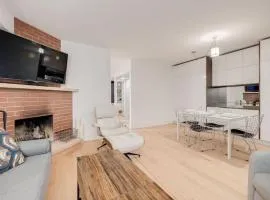 Prime Location 2BR with KingBed in Vibrant Toronto
