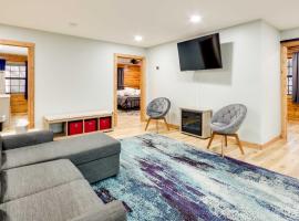 Tranquil Creekside Hideout Families Welcome!，位于Pineville的酒店