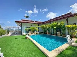 Large villa with pool in Chonburi