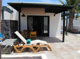 Bungalow GOA Pool view, Playa Roca residence sea front access - Free AC - Wifi，位于科斯塔特吉塞的公寓