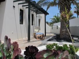 Bungalow GOA Pool view, Playa Roca residence sea front access - Free AC - Wifi，位于科斯塔特吉塞的公寓