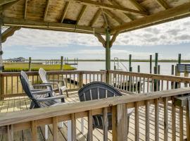 Waterfront Hampstead Home Dock and Waterway Access!，位于Hampstead的酒店