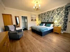 Roker Cottage, luxury seaside apartment, private parking, sky tv