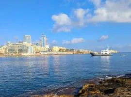 Central & 1 min walk to the sea! "The Gallery" Apartment, Sliema